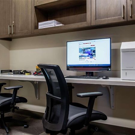 Hilton Garden Inn Winnipeg South Экстерьер фото